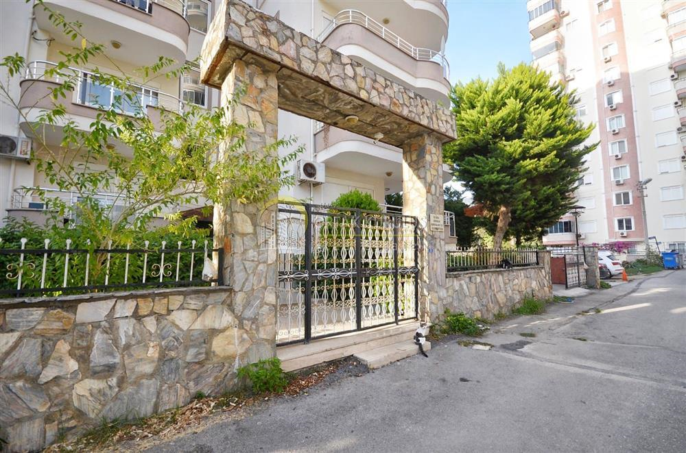 Möblierte 2+1 Wohnung zum Verkauf im Ayşe Uslu Apartment in Alanya Mahmutlar.