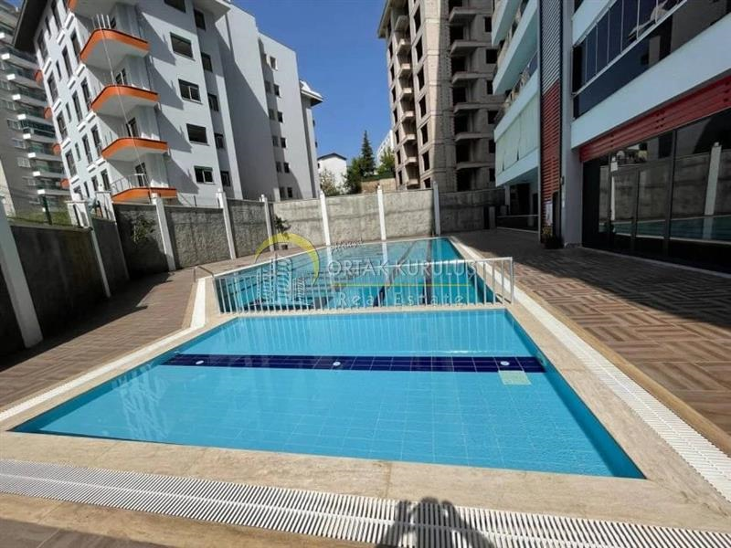 Mahmutlar’da 3+1 Ayrı Mutfak Eşyalı Daire – Geniş ve Lüks