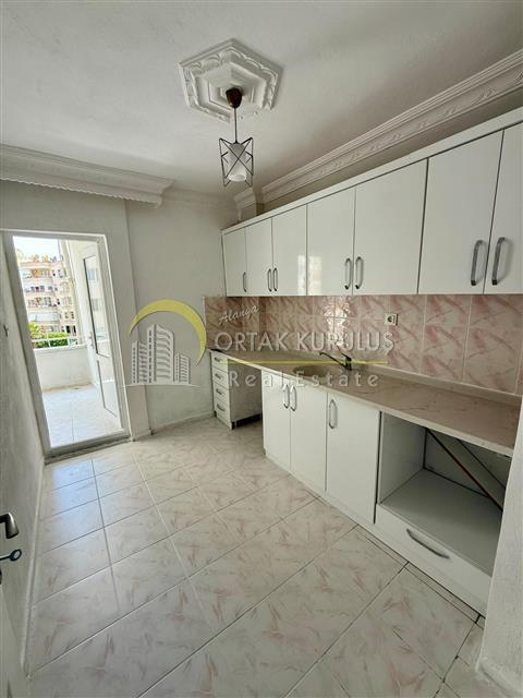 Alanya Mahmutlar’da Merkezi Konumda Satılık Geniş 2+1 Daire