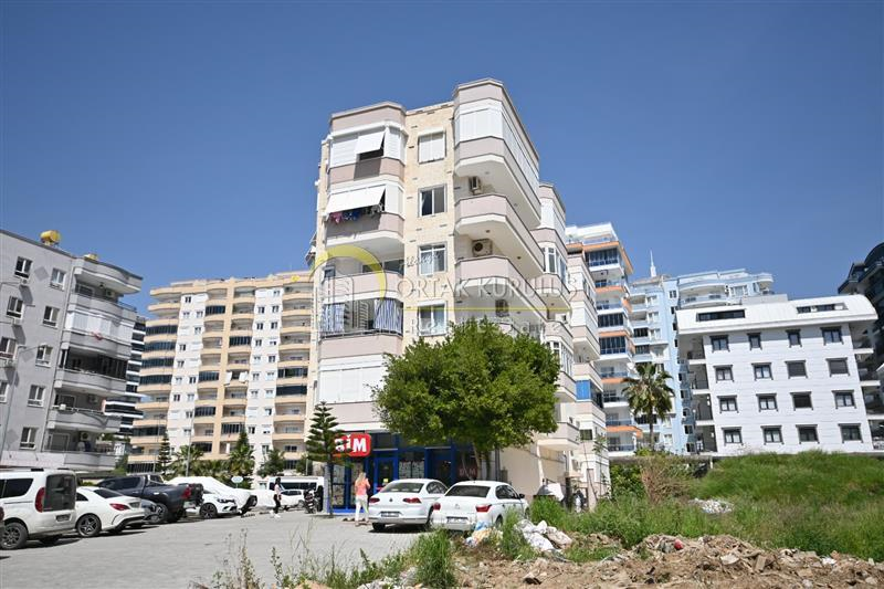 Mahmutlar Şekerci Apt.’ta 3+1 Satılık Daire – 135 m², Havuzlu