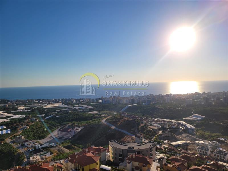 '2+1 Apartment with Sea and Mountain Views in Gold City Alanya'