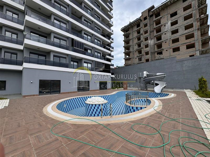 Mahmutlar Satılık 1+1 Boş Daire | 1 Yaşında 8. Kat Açık & Kapalı Havuzlu