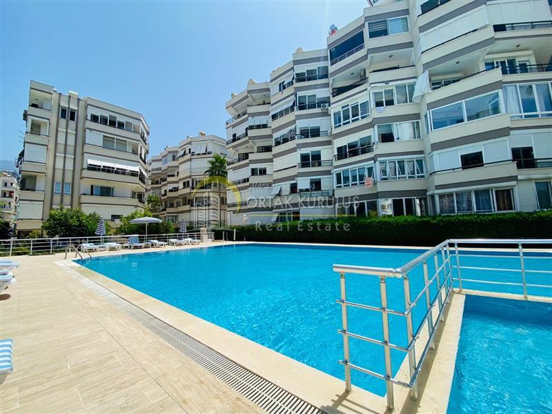 'A fully furnished 2+1 apartment right by the sea in Alanya Mahmutlar'