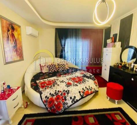 Lejlighed med 4 soveværelser og duplex med fuldt møbleret og panoramaudsigt over havet i Mahmutlar i Alanya.