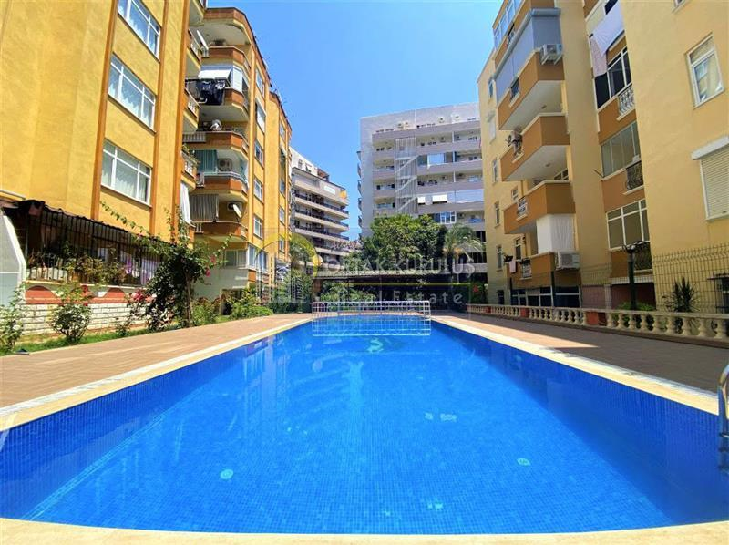 Tosmur Ayışığı Apartmanı Satılık 2+1 Ayrı Mutfak | Yeni Tadilatlı Denize 350m Havuzlu